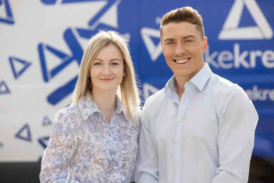 Konstantin Straßel mit seiner Kollegin Katharina vor dem dickekreativ-Fahrzeug
