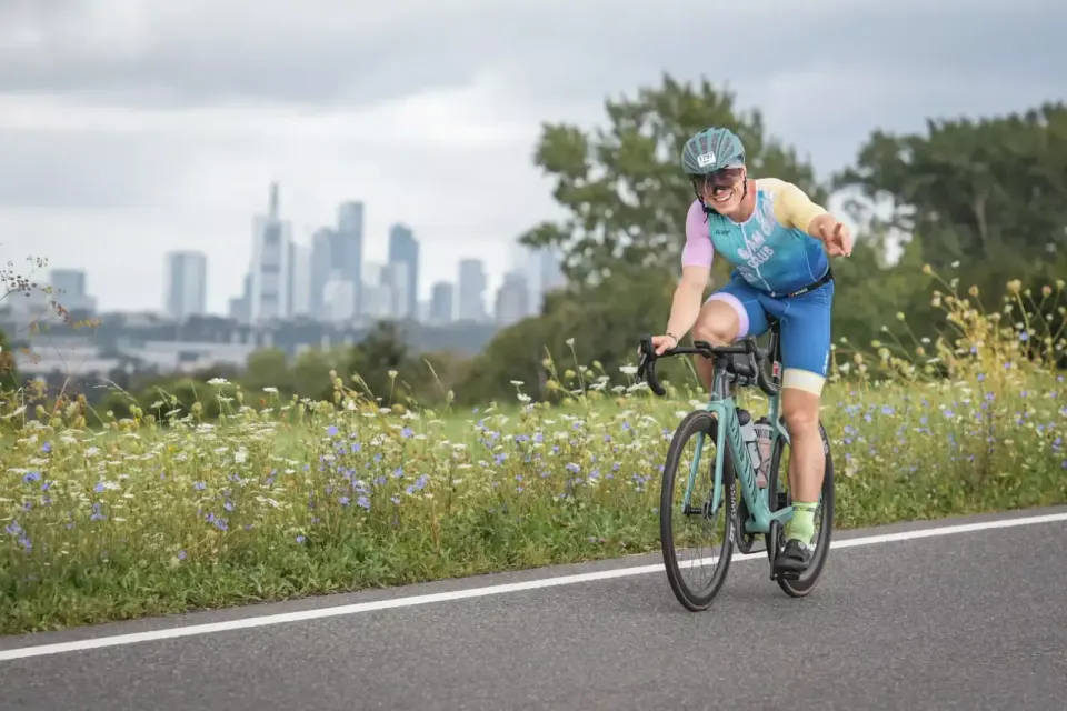 Konstantin Straßel auf dem Rennrad vor der Frankfurter Skyline