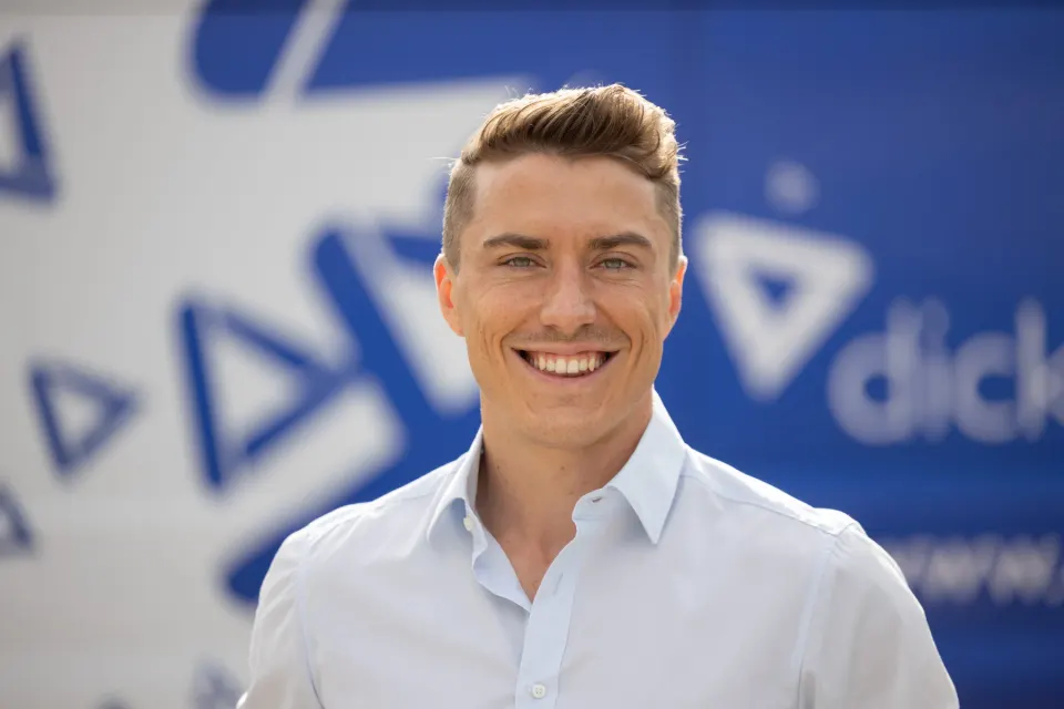 Konstantin Straßel vor einem Fahrzeug von dickekreativ