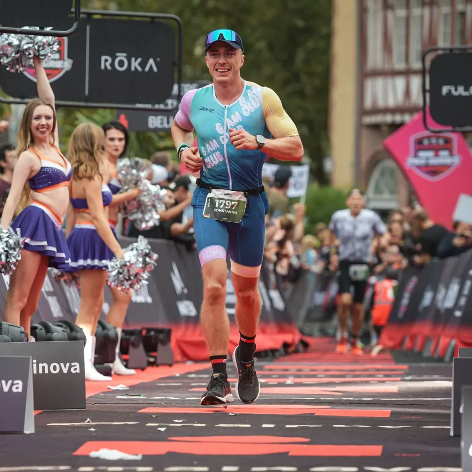 Konstantin Straßel beim Zieleinlauf des Ironman Frankfurt